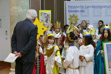 Naumburger Sternsinger zu Besuch beim Hessischen Ministerpräsidenten Volker Bouffier (Foto: Karl-Franz Thiede)